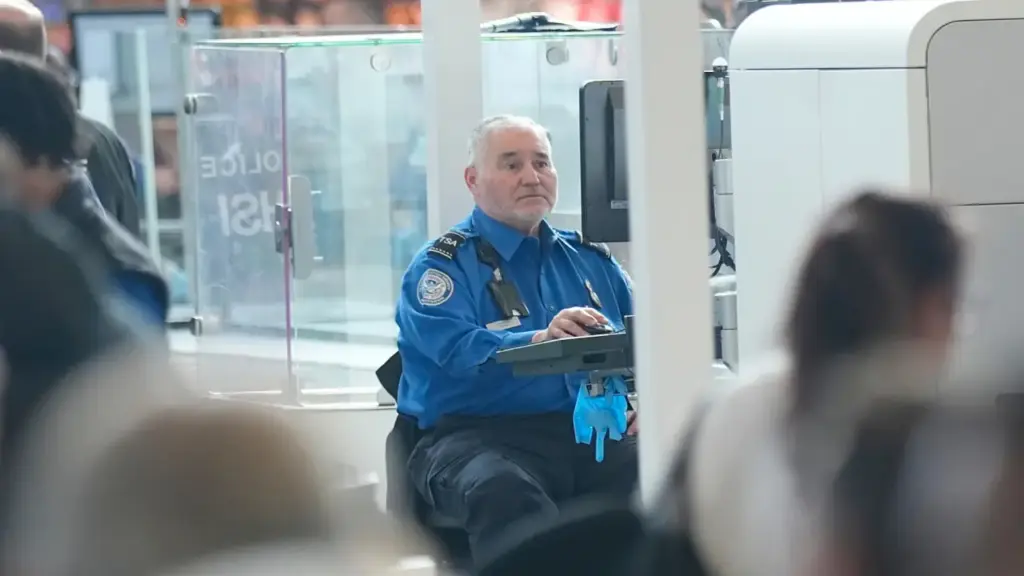 Cảnh khó khăn của nhân viên sân bay Mỹ khi không có lương