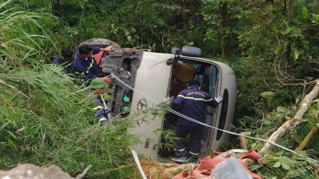 Công an điều tra vụ xe khách chở 29 người lao xuống vực đèo Tam Đảo