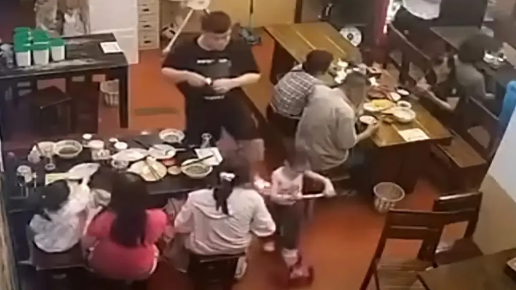 Công an vào cuộc vụ nam thanh niên nghi đạp bé gái 5 tuổi ở Hà Nội