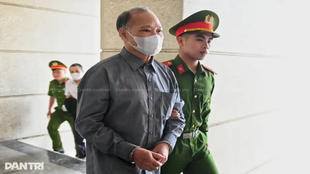 Cựu Thứ trưởng Hoàng Văn Thắng bị dẫn giải đến tòa