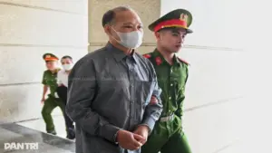 Cựu Thứ trưởng Hoàng Văn Thắng bị dẫn giải đến tòa