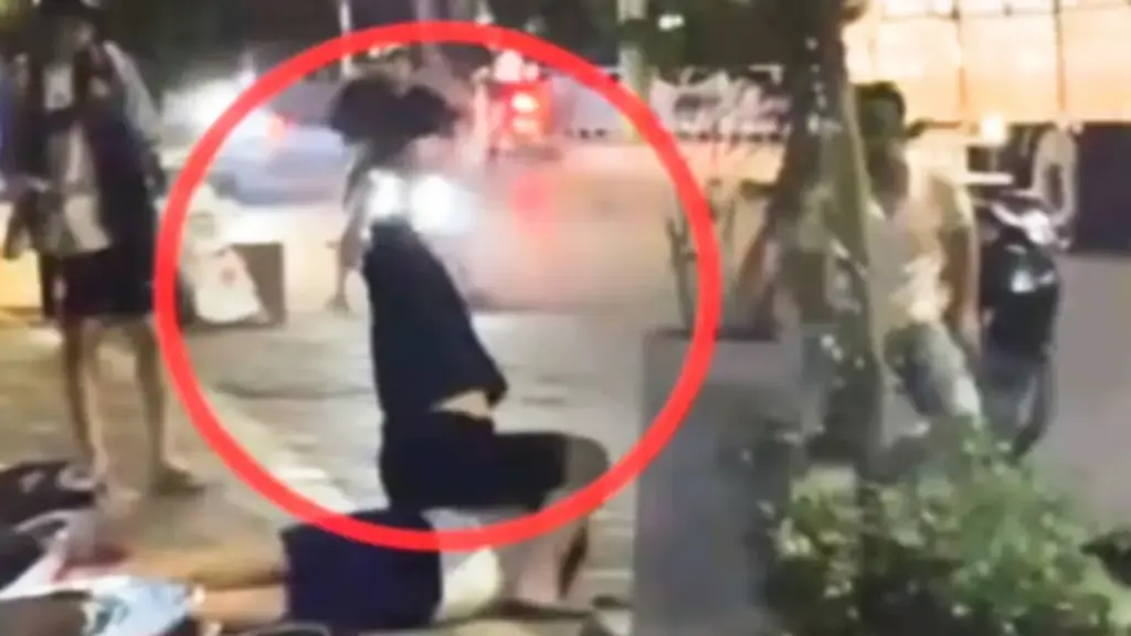 Hai người đánh tới tấp nam sinh ở Hà Nội bị bắt