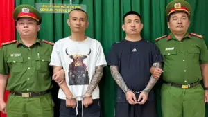 Hai người đi xe bán tải bị bắt vì hành hung thanh niên trên đường