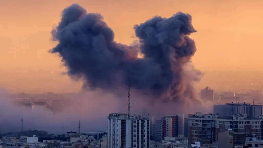 Iran cáo buộc Mỹ - Israel tấn công cơ sở hạt nhân, nhà máy thép