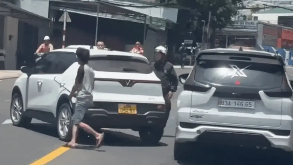 Lái ôtô truy đuổi chiếc taxi chở vợ, đập phá