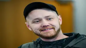 Nhận huân chương vì thuyết phục kẻ tấn công bỏ ý định đánh bom bệnh viện