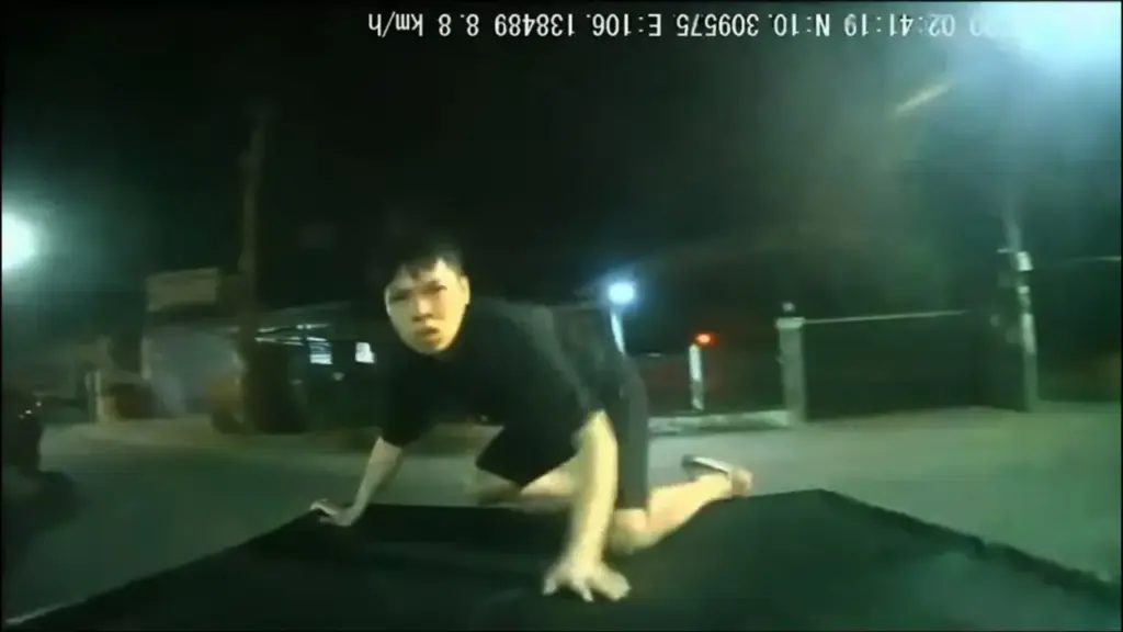 Nhiều người truy đuổi ôtô, đập phá vì 'hiểu nhầm'