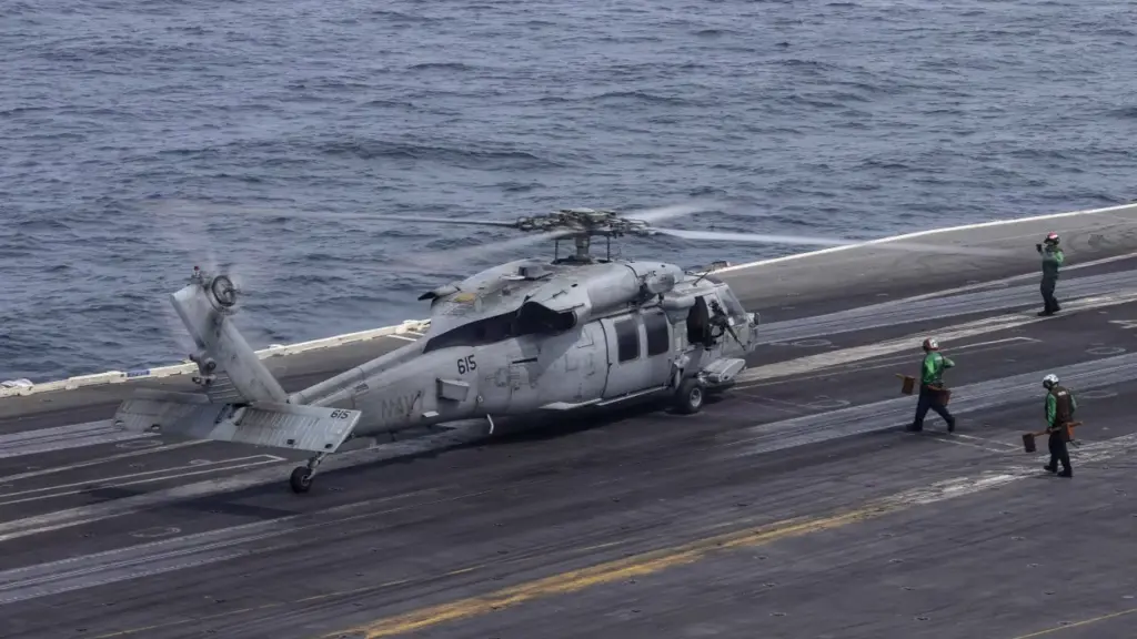 Thủy thủ tàu sân bay Mỹ bị thương khi làm nhiệm vụ gần Iran