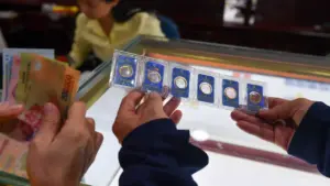 Trả tiền đủ nhưng tiệm hẹn giao vàng sau, người mua có bị rủi ro?