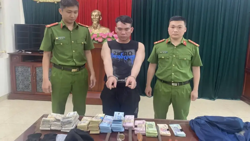 Bắt người đàn ông trộm tiền công đức tại Ninh Bình