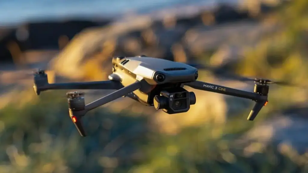 Cảnh nhạy cảm vô tình bị flycam quay lại, có quyền đòi gỡ?