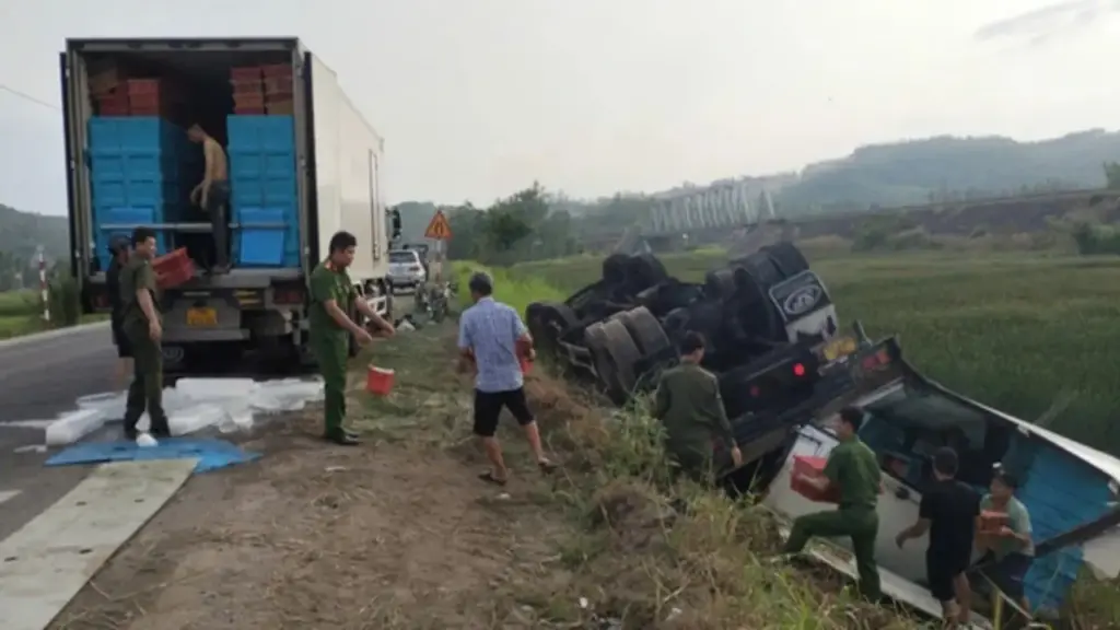Công an cùng người dân 'giải cứu' 3 tấn tôm sau khi xe tải lật ở Gia Lai