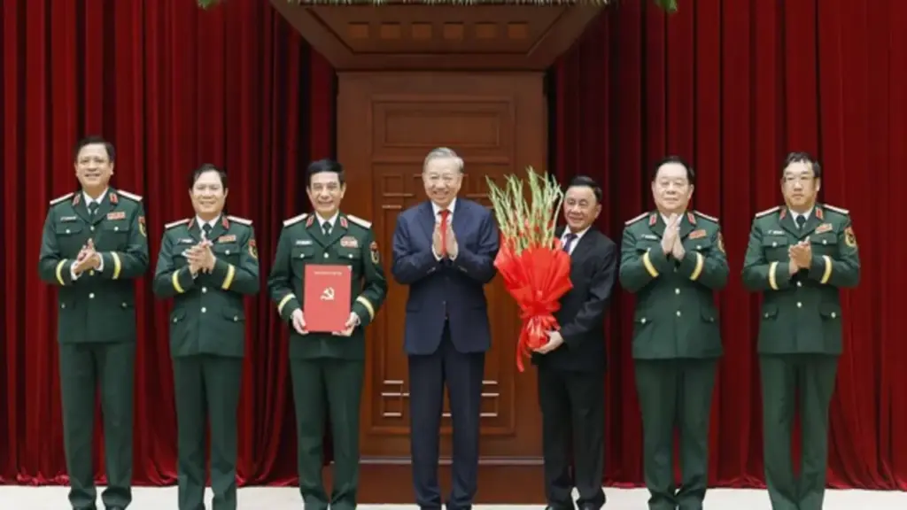 Công bố các quyết định của Bộ Chính trị về công tác cán bộ