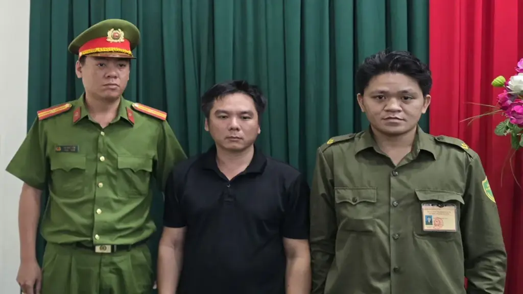 Cướp xong thấy hối hận nên nhờ tài xế xe ôm trả lại điện thoại cho cô gái