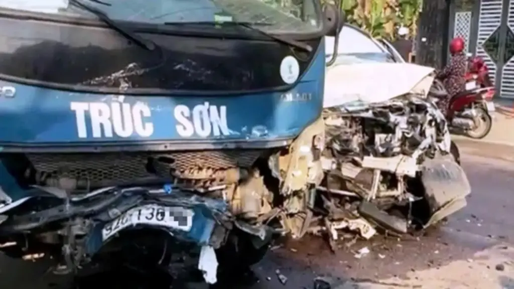 Đà Nẵng: 2 xe ô tô đối đầu, 1 người tử vong, nhiều người bị thương