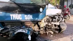 Đà Nẵng: 2 xe ô tô đối đầu, 1 người tử vong, nhiều người bị thương