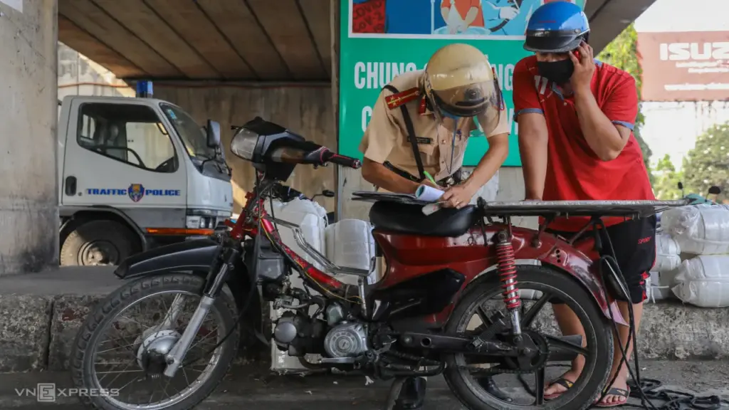 Đề xuất tăng 15 lần mức phạt tiền cho cảnh sát giao thông