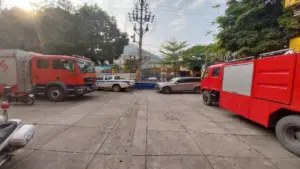 Khởi tố tài xế cầm hồ sơ vi phạm giao thông rồi 'cố thủ' trong xe Mercedes