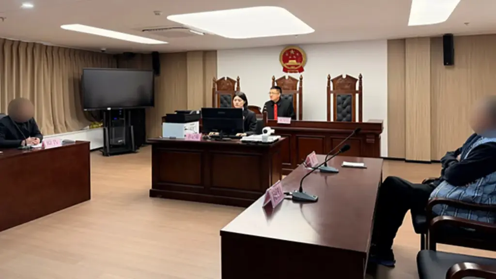 Kiện vì bị khắc tên trên bia mộ của bố mẹ chồng cũ