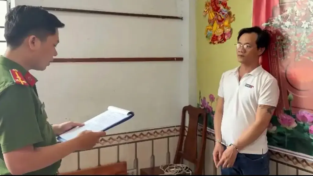 Lập kế hoạch lừa tiền bạn học cũ sau lần họp lớp