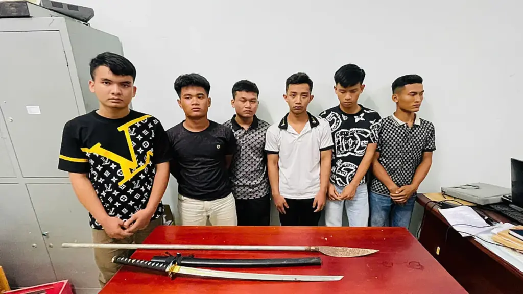 Mang hung khí chém người vì 'khó chịu tiếng nẹt pô'