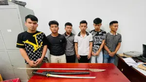 Mang hung khí chém người vì 'khó chịu tiếng nẹt pô'