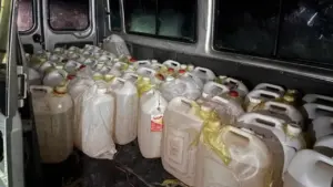 Mua 50 can xăng chở đến biên giới để vận chuyển qua Lào bằng xe máy