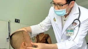 Nghịch ná bắn chim, bé trai 4 tuổi bị bi sắt găm vào sọ