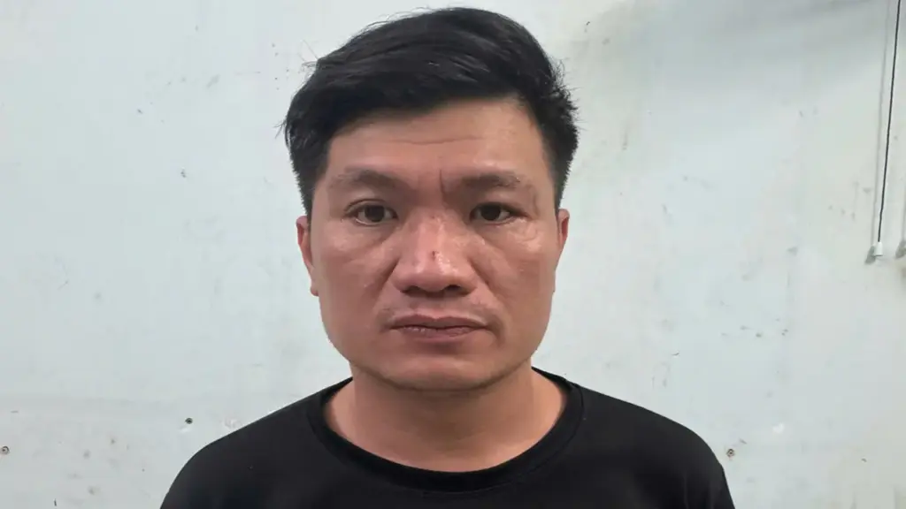 Người đánh, nhổ nước bọt vào phụ nữ bị tạm giữ