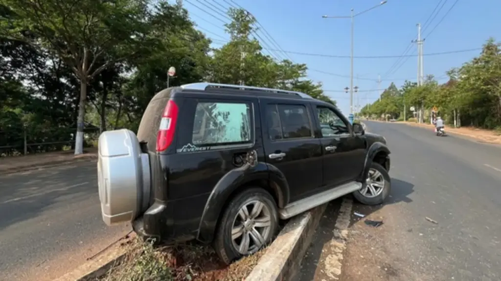 Nhậu say, 2 thanh niên rủ nhau trộm ô tô rồi gây tai nạn liên hoàn