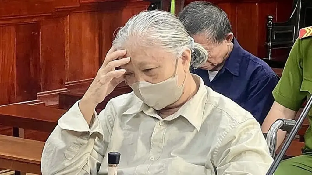 Nhiều người bị cáo buộc giúp bà Hứa Thị Phấn chiếm đoạt tiền ngân hàng