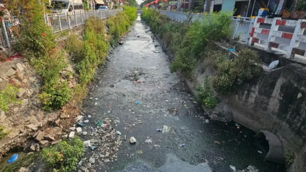 Rác thải bủa vây kênh 19 Tháng 5, nước đen kịt ám ảnh người dân