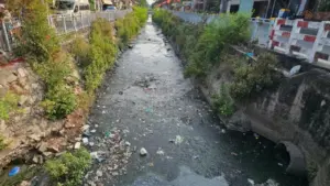 Rác thải bủa vây kênh 19 Tháng 5, nước đen kịt ám ảnh người dân