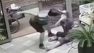 Rúng động clip chồng đánh vợ giữa sân, kéo vào nhà bạo hành tiếp