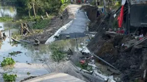 Sạt lở 'nuốt chửng' đường dân sinh, nhiều hộ dân di dời khẩn cấp