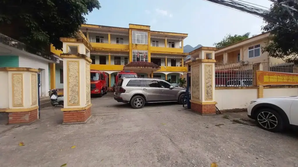 Tài xế cố thủ, đỗ ôtô chắn cổng trụ sở CSGT bị khởi tố