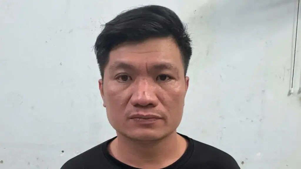 Tạm giữ khẩn cấp thanh niên đánh bà cụ trong quán bánh bèo tại Gia Lai