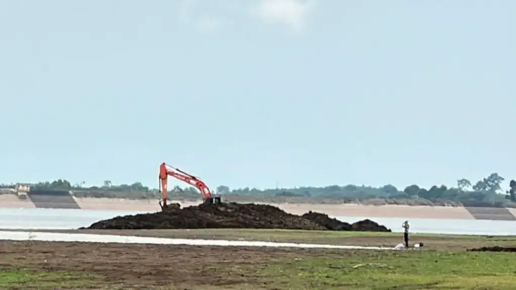 TP.HCM: Ngăn chặn phương tiện múc đất, đưa ra khỏi khu vực hồ Đá Bàng