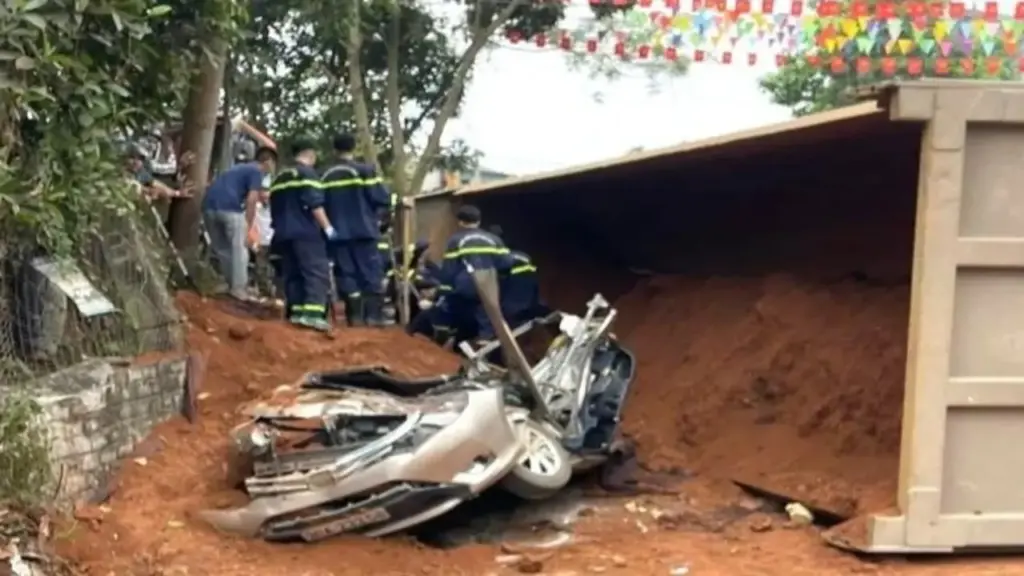 Vụ xe chở đất lật đè 2 phụ nữ tử vong: Khởi tố tài xế