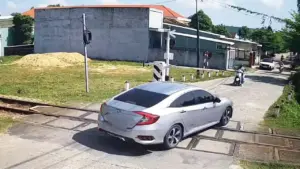 Vượt đèn đỏ nơi giao nhau đường sắt, cô gái bị phạt 5 triệu, tước GPLX 2 tháng