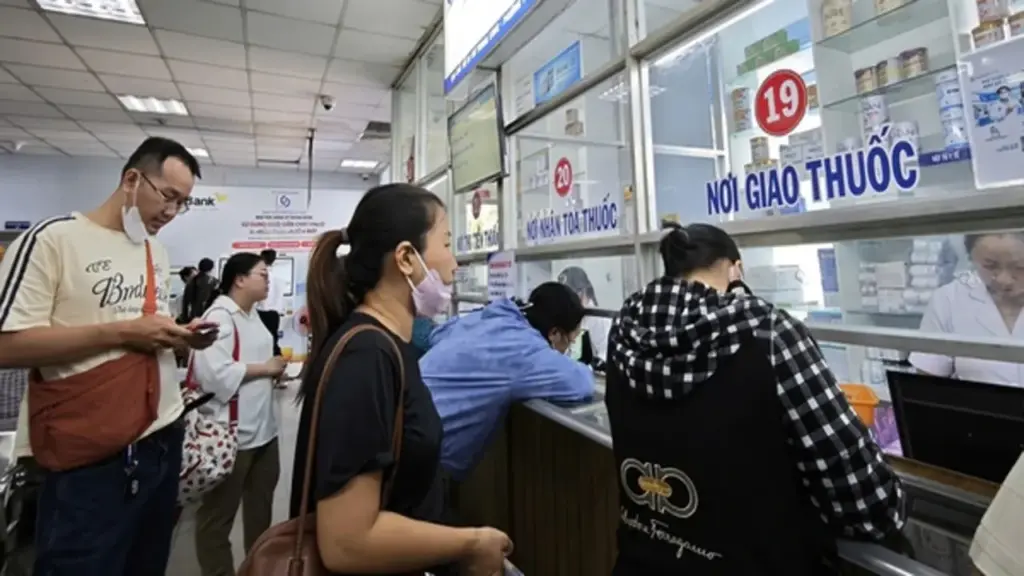 Bảo hiểm y tế và gánh nặng 'tự mua thuốc ngoài'