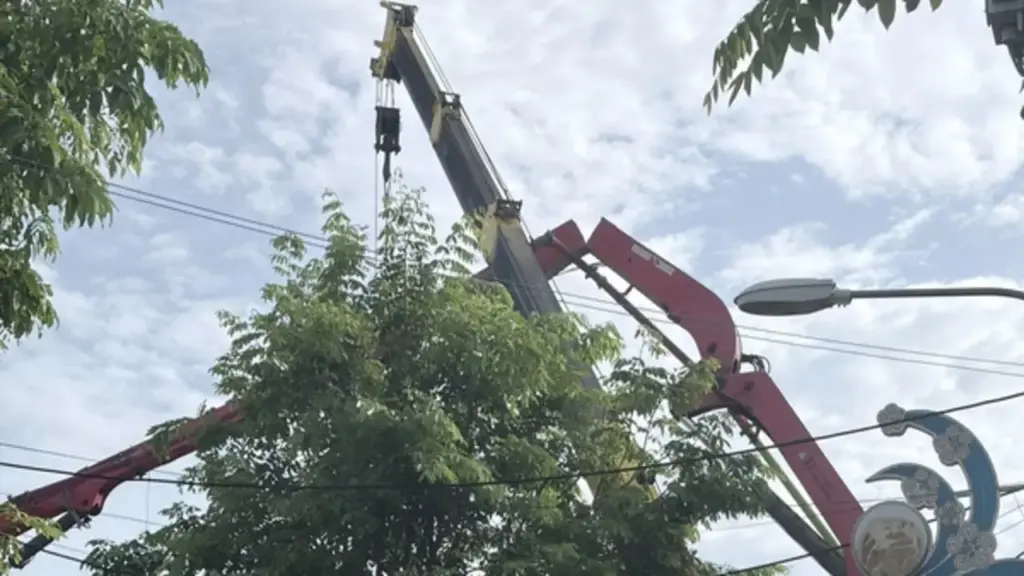 Cần bơm bê tông bị gãy va trúng 3 người, 1 thợ xây tử vong