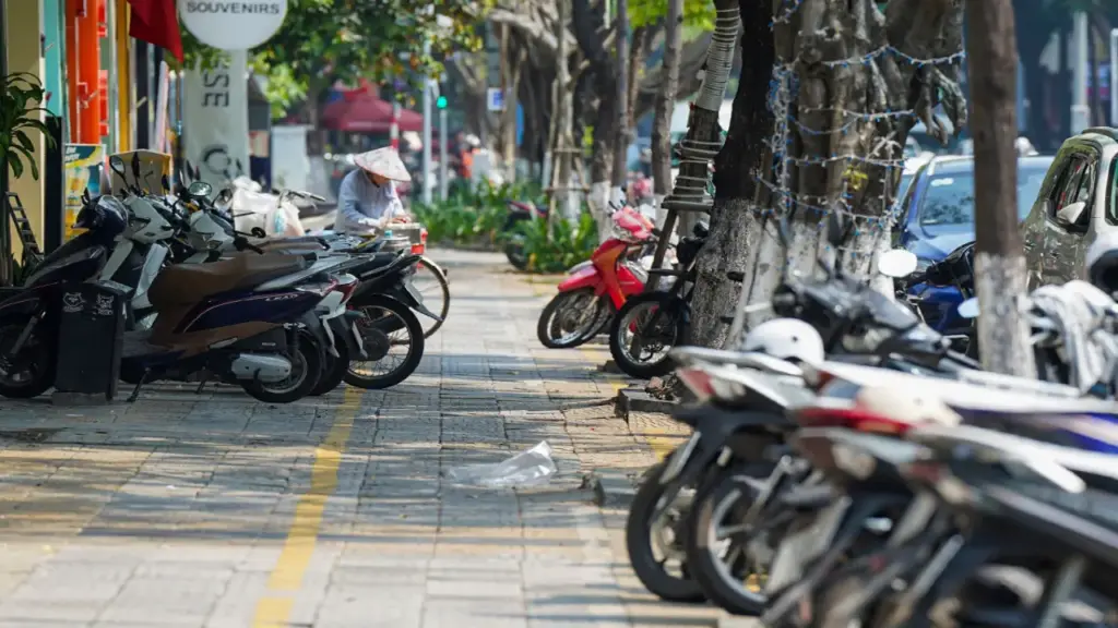 Để xe ở vỉa hè: Quán cà phê hay khách phải nộp tiền phạt nguội?