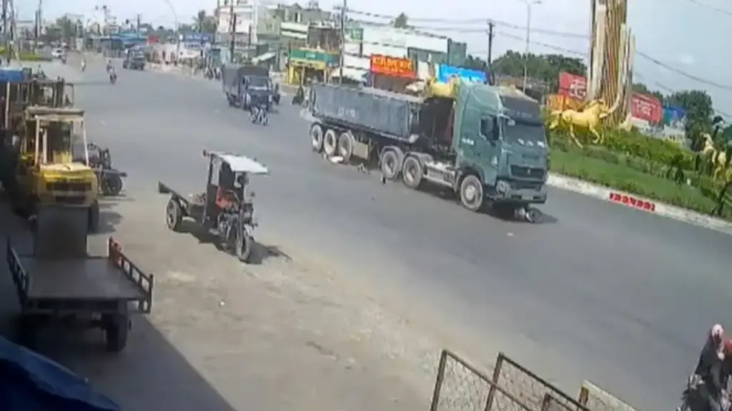 Hai vụ tai nạn khiến 4 người tử vong: Hiểm họa tạt đầu xe tải, container