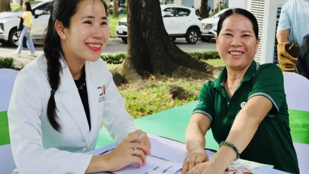 Hơn 3.000 người dân đổ về Dinh Độc Lập để được tư vấn sức khỏe miễn phí