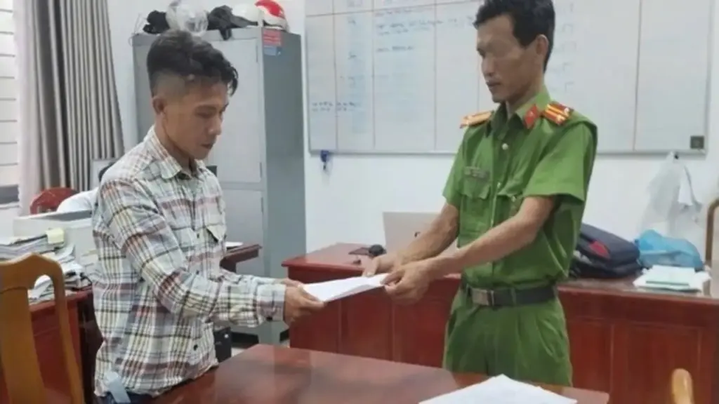 Khởi tố bị can mang dao vào trường học dọa chém phụ huynh