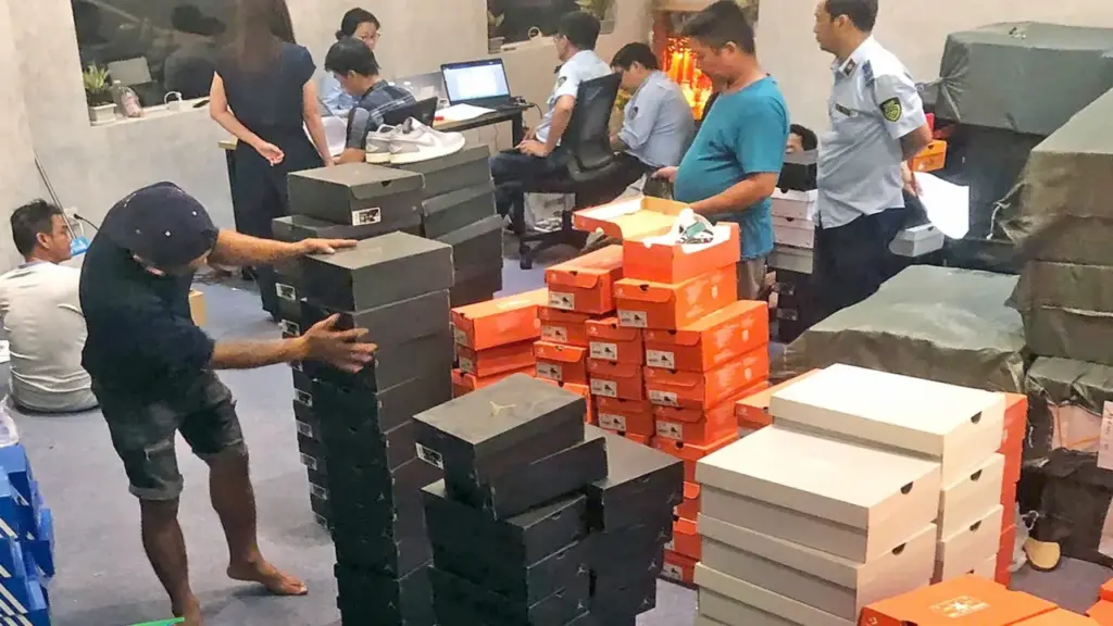 Khởi tố chủ tài khoản 'Thanh Store' bán giày Nike, Adidas, Converse... giả trên Shopee