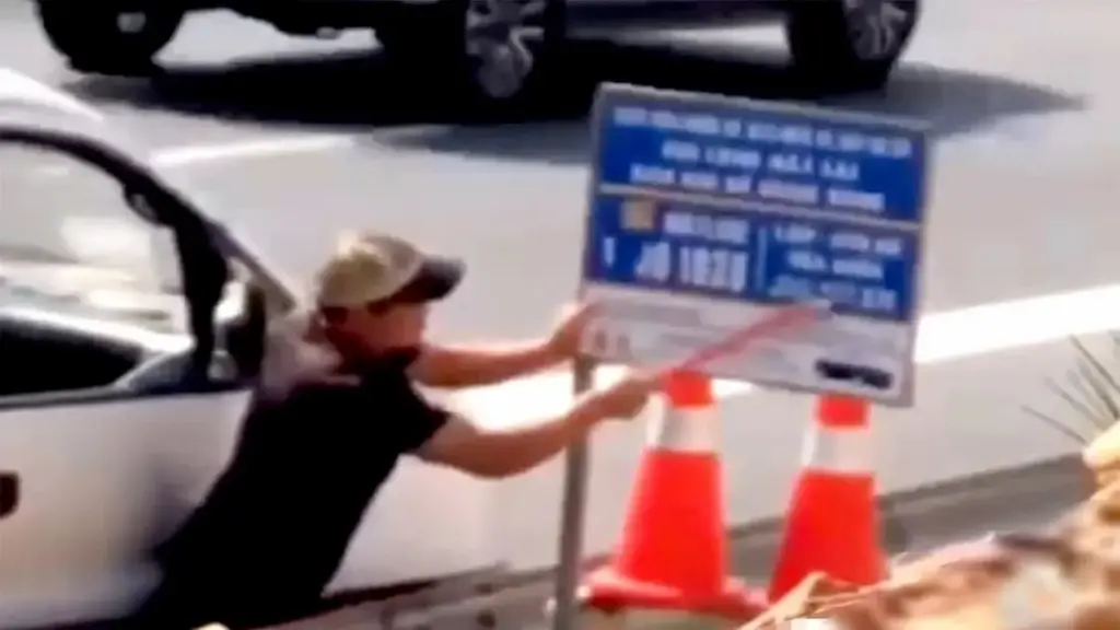 Người phá hoại bảng thông tin hỗ trợ cứu hộ trên cao tốc chỉ bị phạt 1,5 triệu đồng