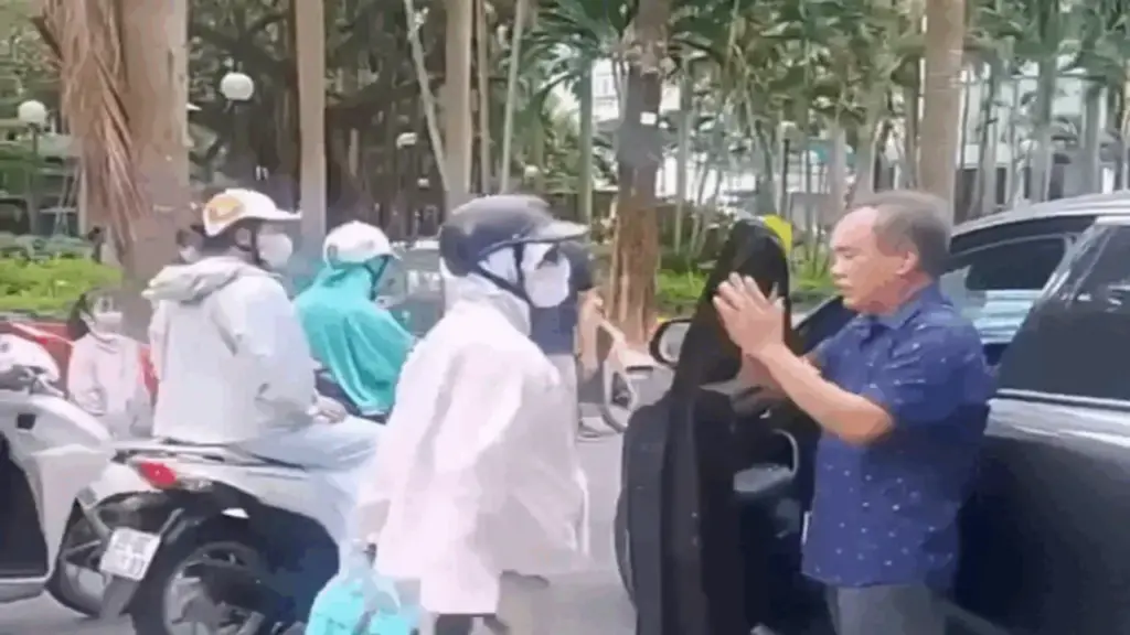 Người phụ nữ đánh tài xế ôtô tới tấp sau va chạm giao thông