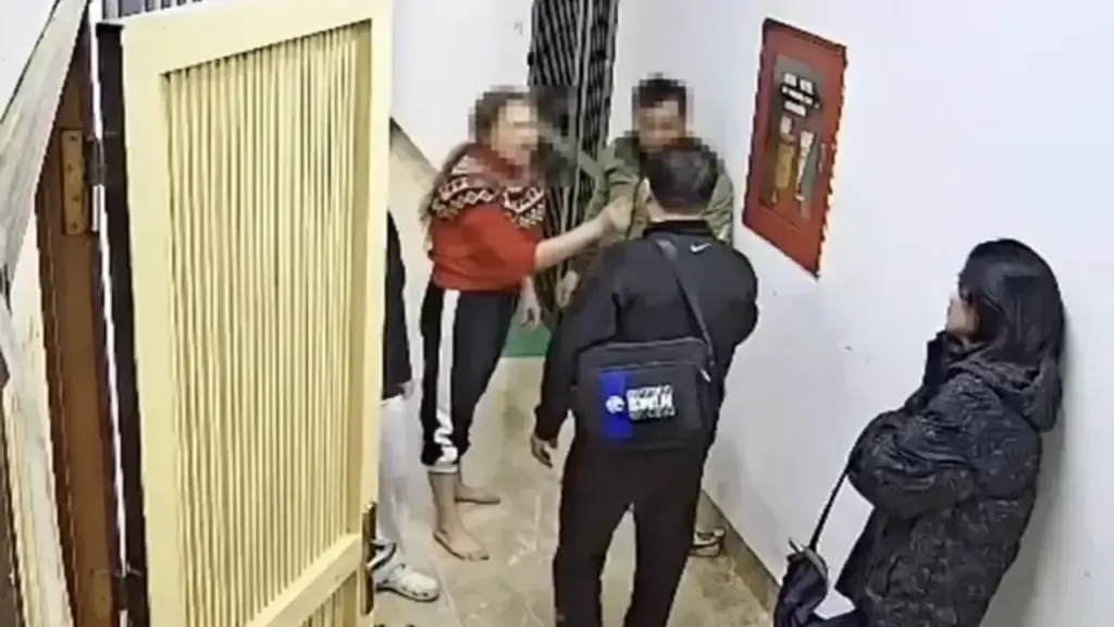 Người phụ nữ túm tóc, tát hàng xóm khi bênh con